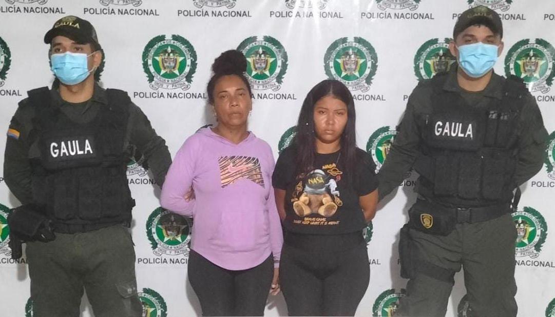 Las dos mujeres capturadas en el operativo. 
