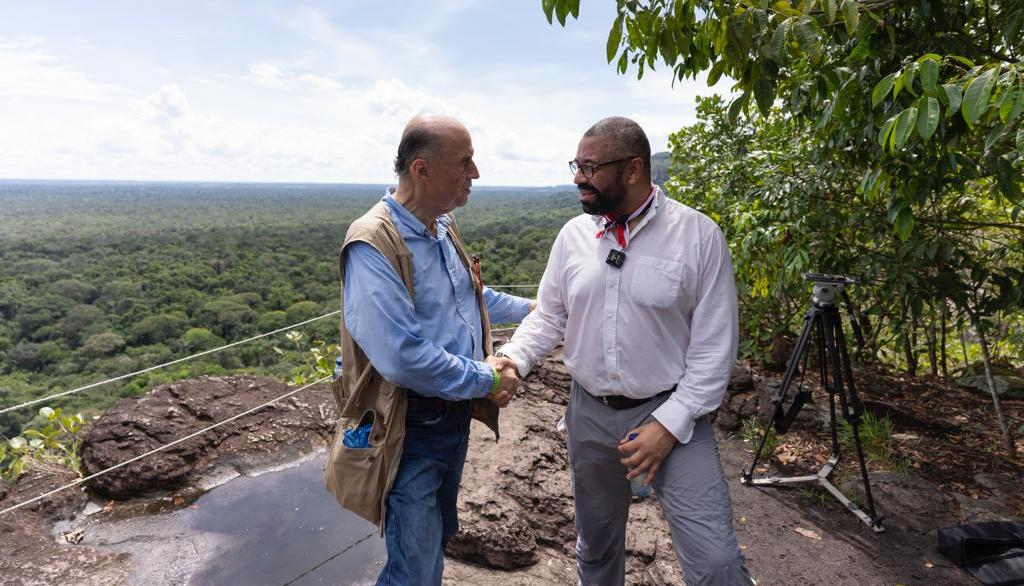El Canciller Álvaro Leyva y el ministro británico de Asuntos Exteriores, James Cleverly.