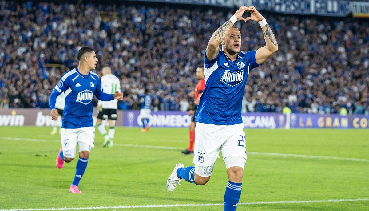 El goleador Leonardo Casto celebra su anotación ante América Mineiro