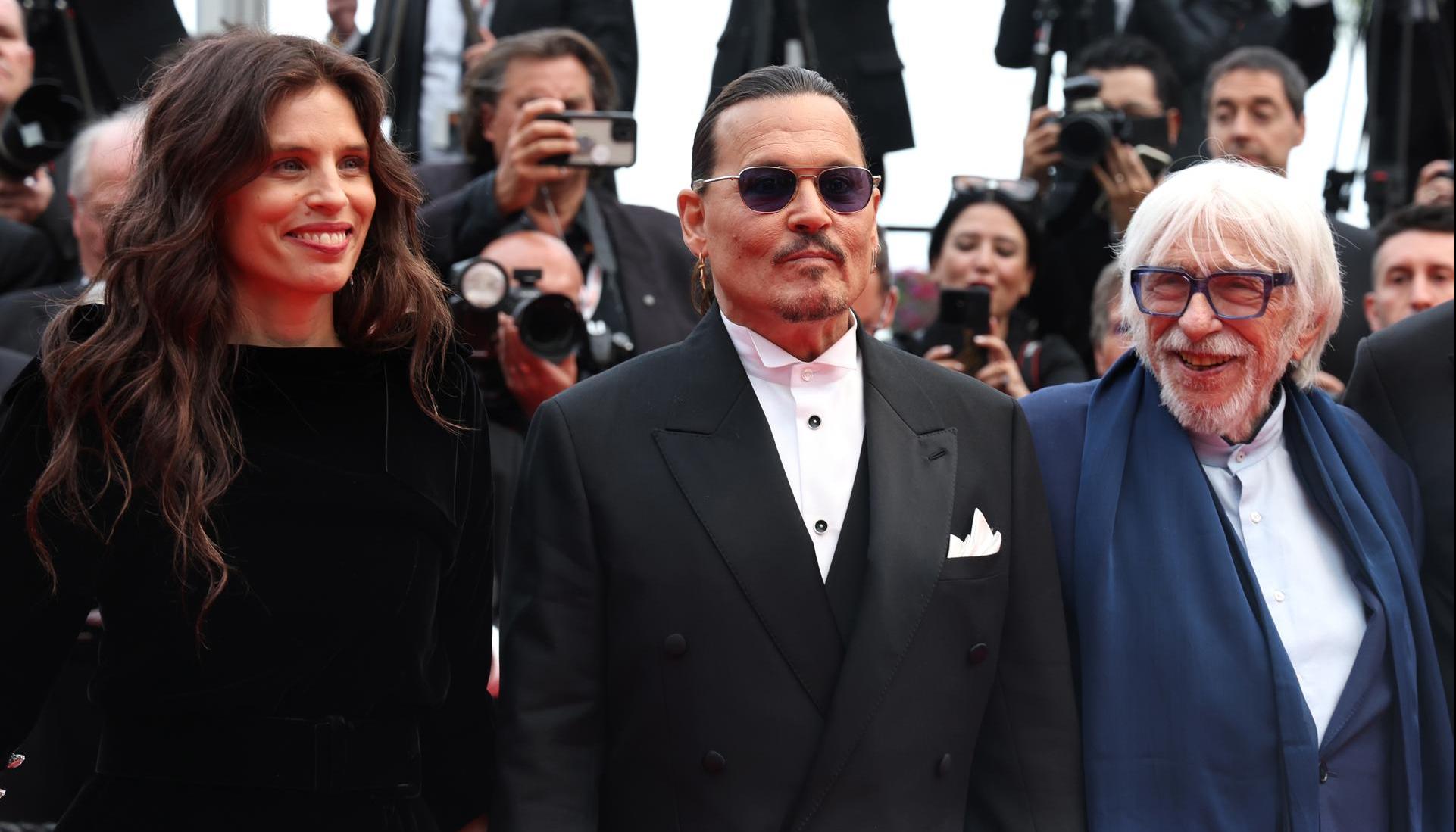 Maiwenn, Johnny Depp y Pierre Richard en la alfombra roja del Festival de Cannes.