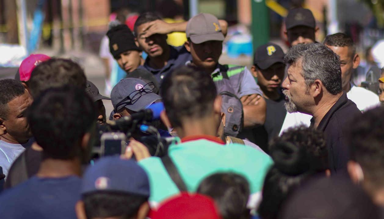 Migrantes hablando con autoridades en El Paso, Texas.