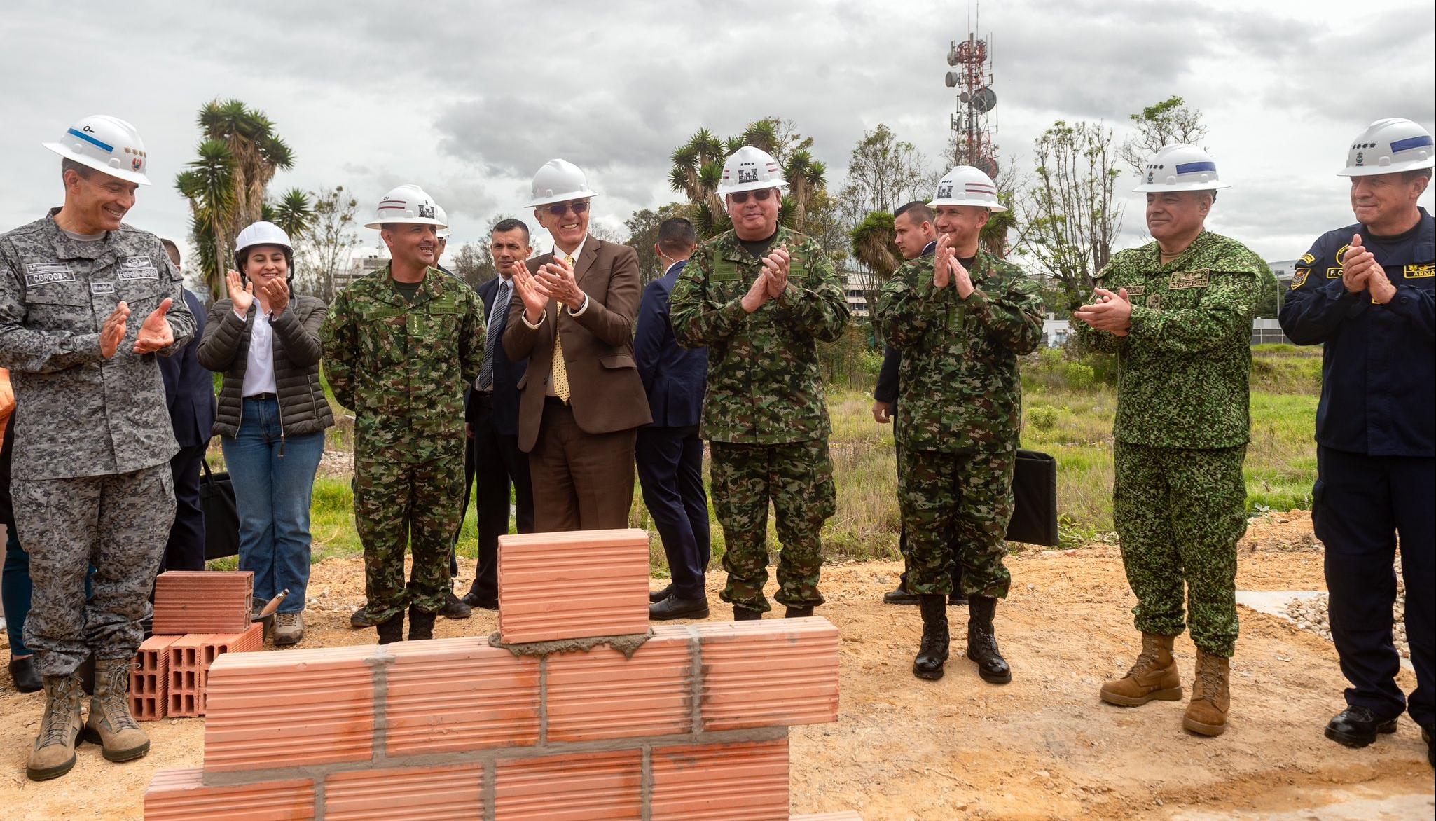 El Ministro de Defensa Iván Velásquez, con altos mandos militares.
