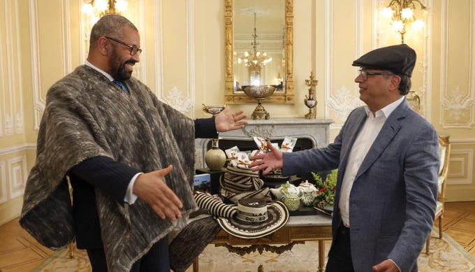 El ministro británico de Asuntos Exteriores, James Cleverly, y el presidente Gustavo Petro. 