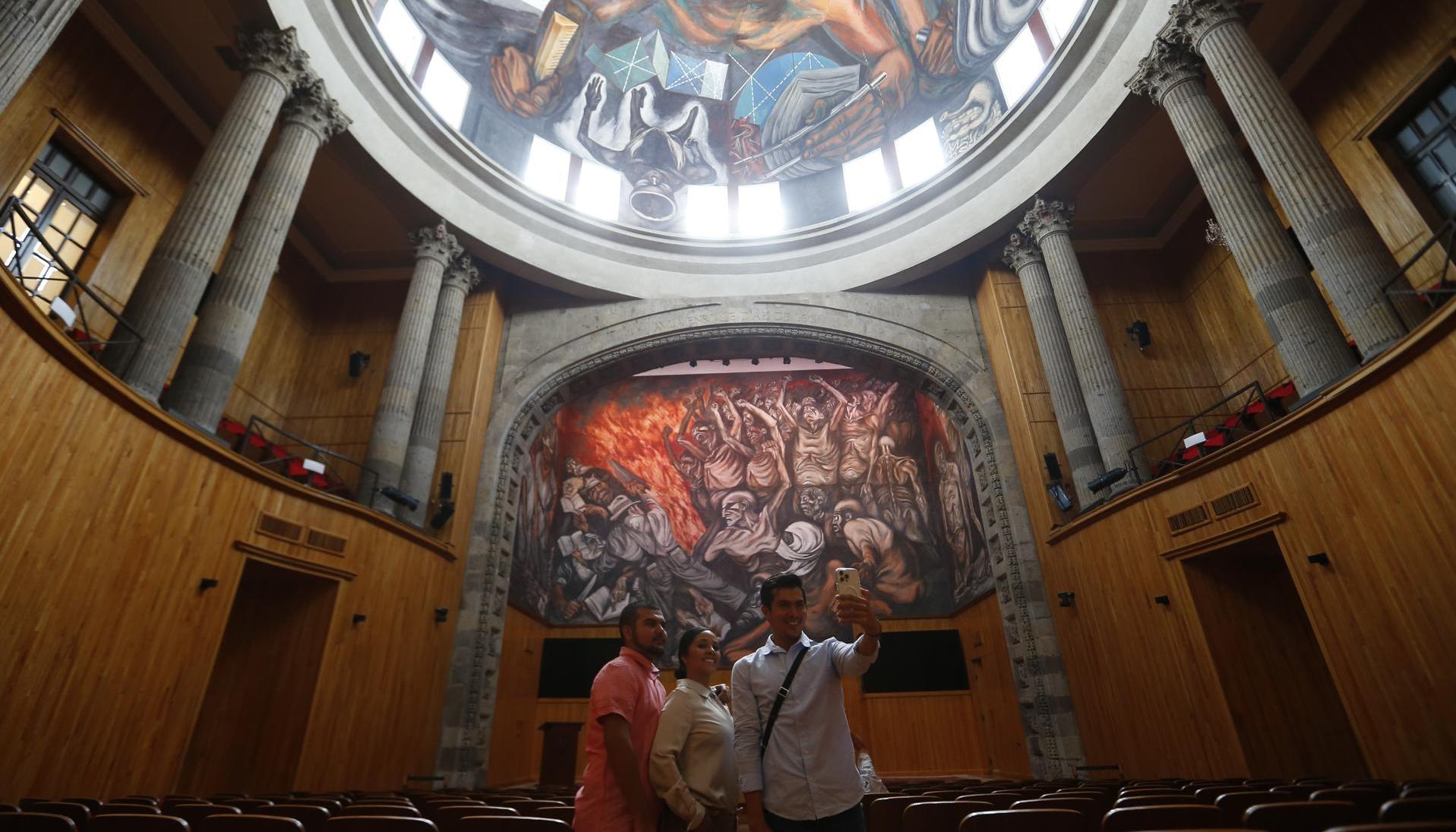 Visitantes se toman una selfie en una de las salas de exhibición del Museo de las Artes -Musa- de Guadalajara