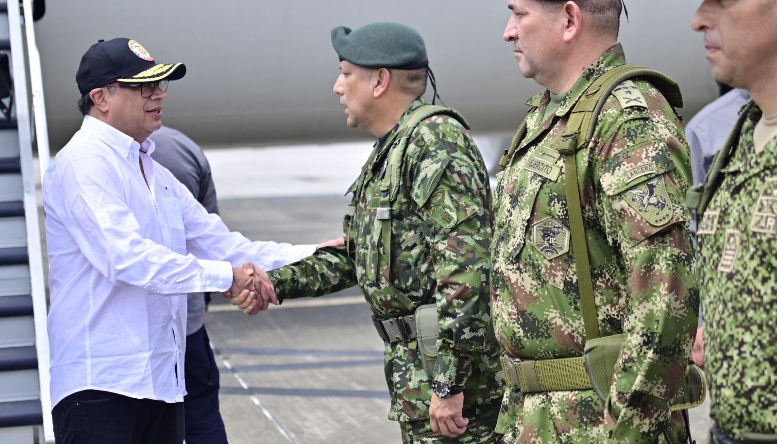 El Presidente Petro saluda a militares en la visita que hizo el sábado a Nariño.