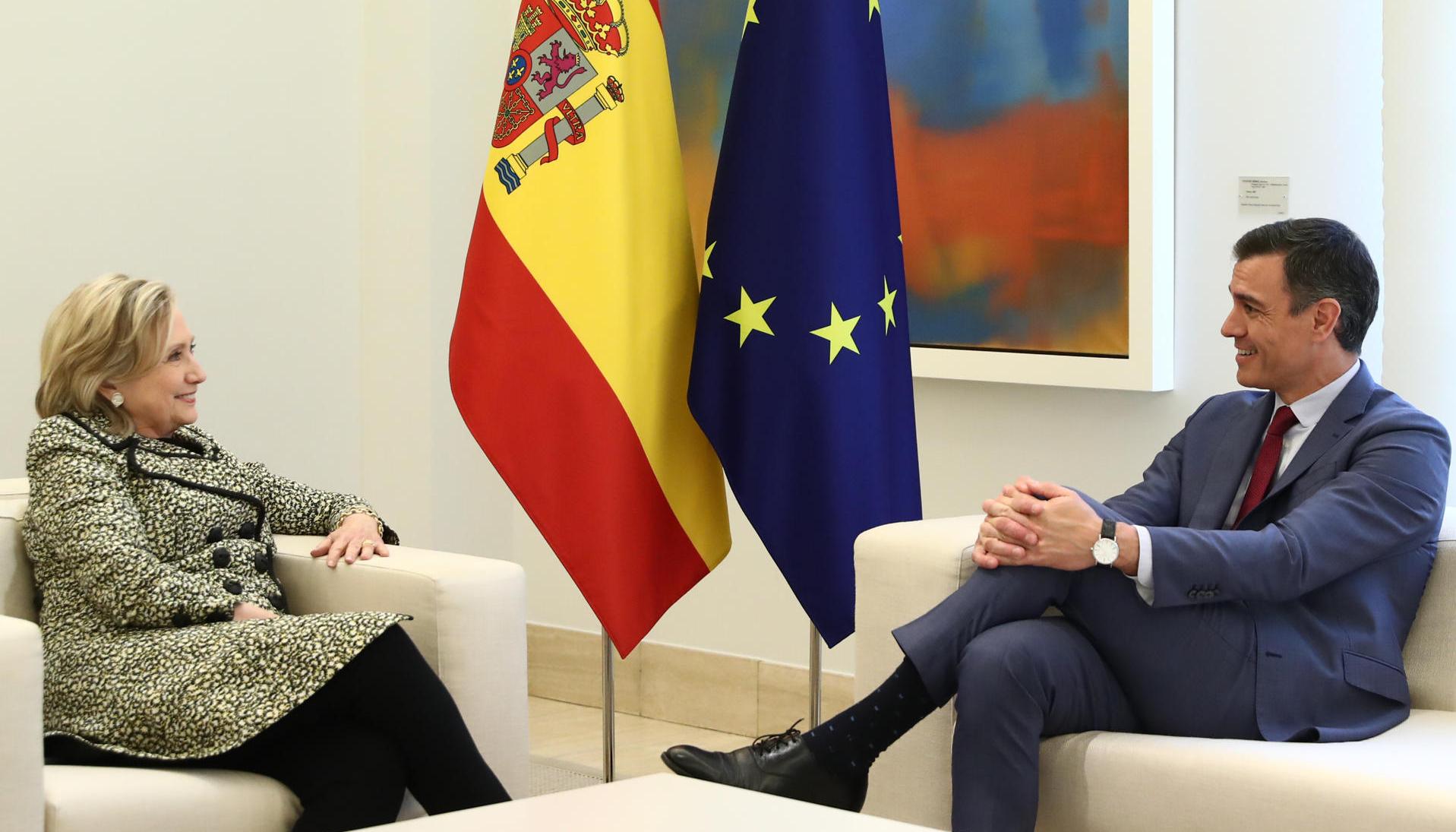 El presidente del Gobierno español, Pedro Sánchez, y la exsecretaria de Estado de EE.UU. Hillary Clinton