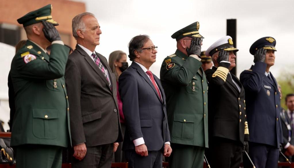 El Presidente de la República Gustavo Petro y la cúpula de Fuerzas Militares.