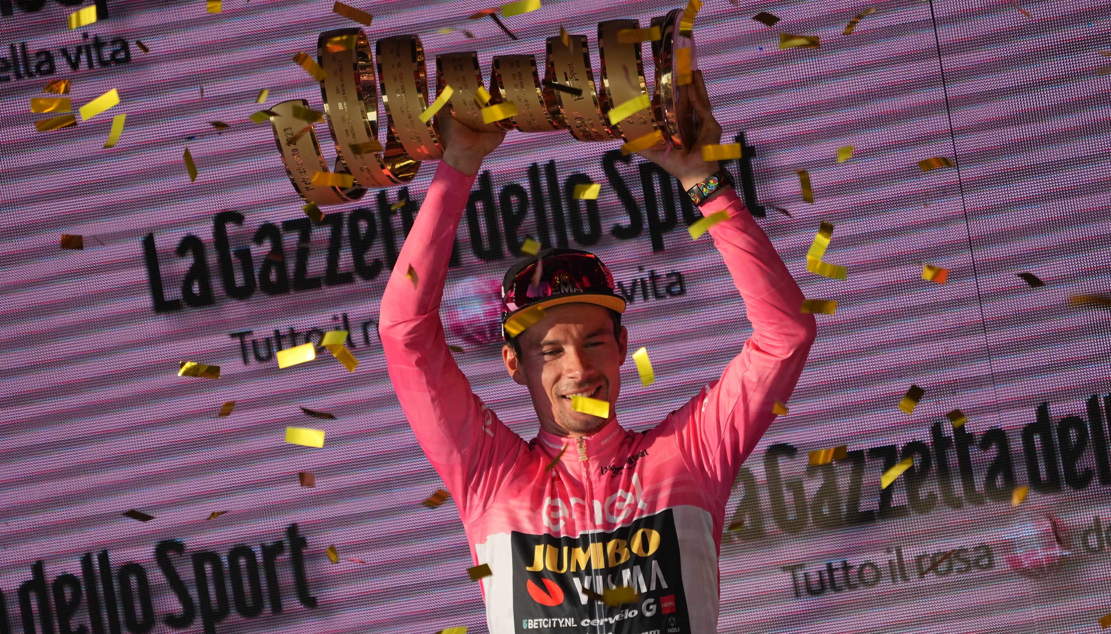 Primoz Roglic levanta el trofeo de campeón del Giro.
