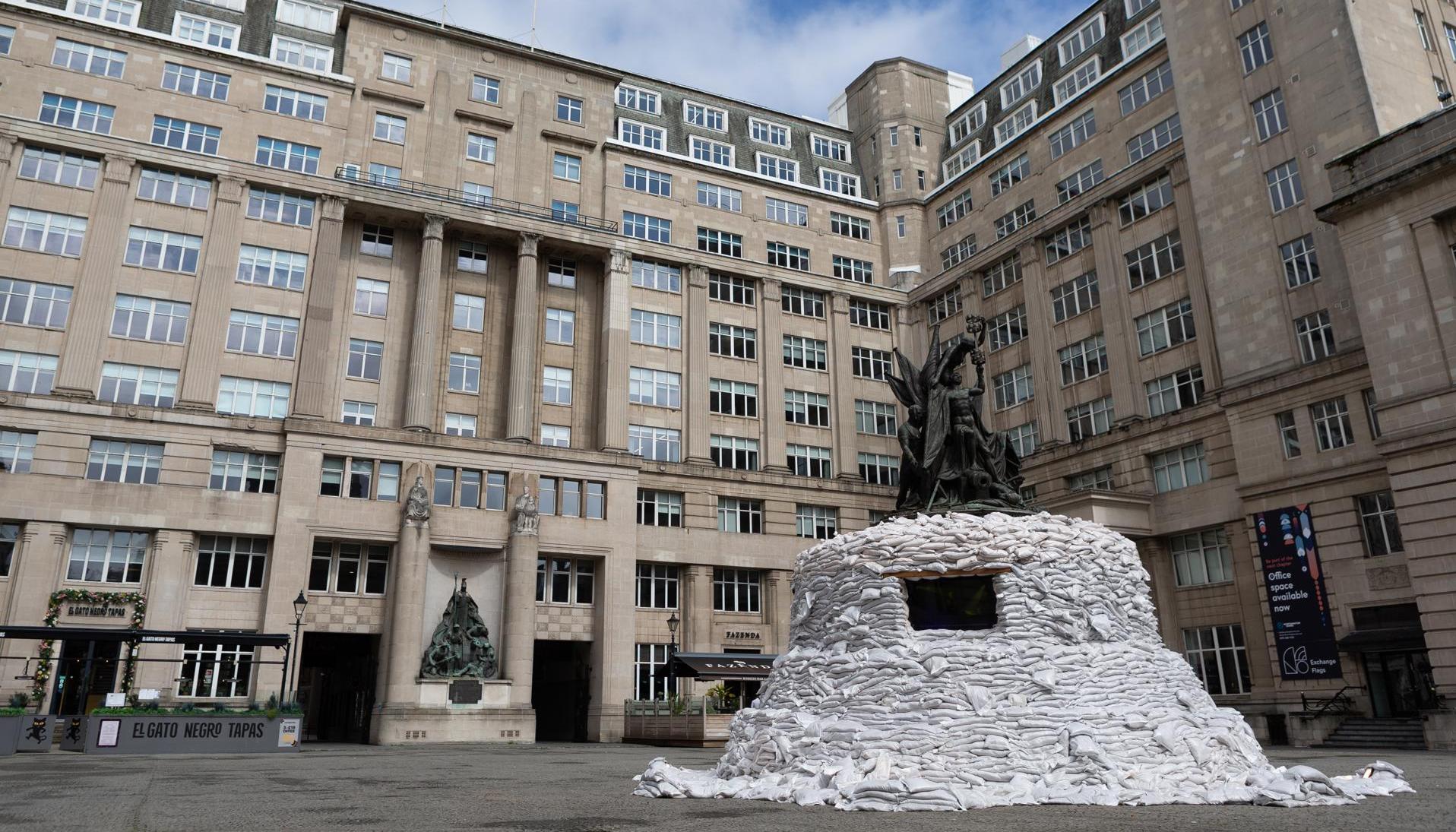 'Protect the Beats' la obra de arte hecha con 2,500 sacos de arena.