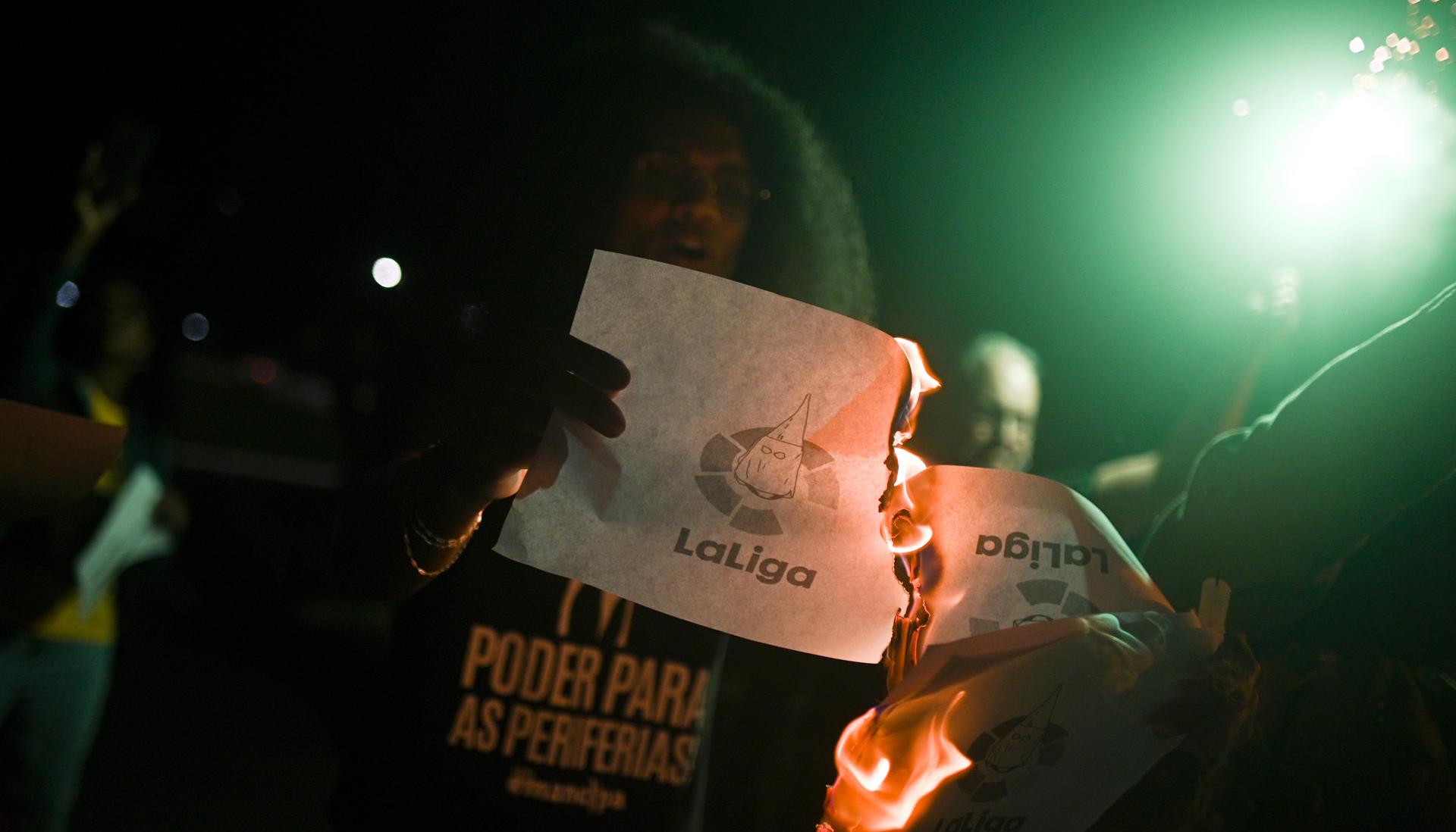 Manifestantes participan durante una protesta contra el racismo hoy, frente a la embajada de España en Brasilia. 