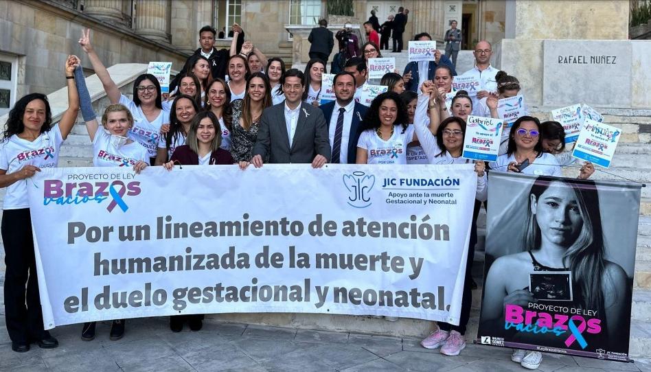 Mujeres que apoyan proyecto de ley "Brazos vacíos", con el senador Mauricio Gómez.