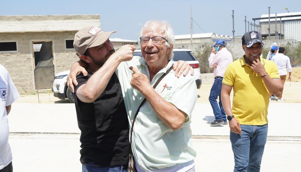El Alcalde Pumarejo bromea con el padre Cirilo Swinne en la visita a las obras del Parque Bicentenario