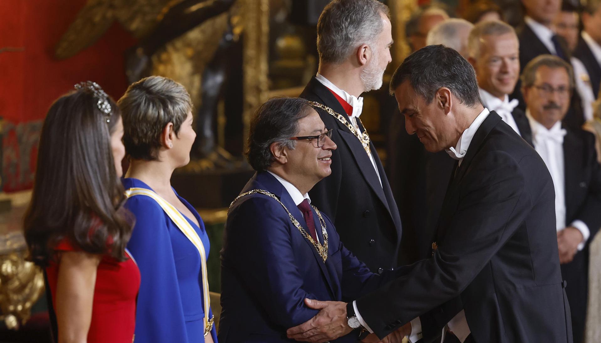 El presidente del Gobierno, Pedro Sánchez (d), saluda a su homólogo colombiano, Gustavo Petro, a su llegada a la cena de gala que los Reyes de España ofrecieron al mandatario de Colombia.
