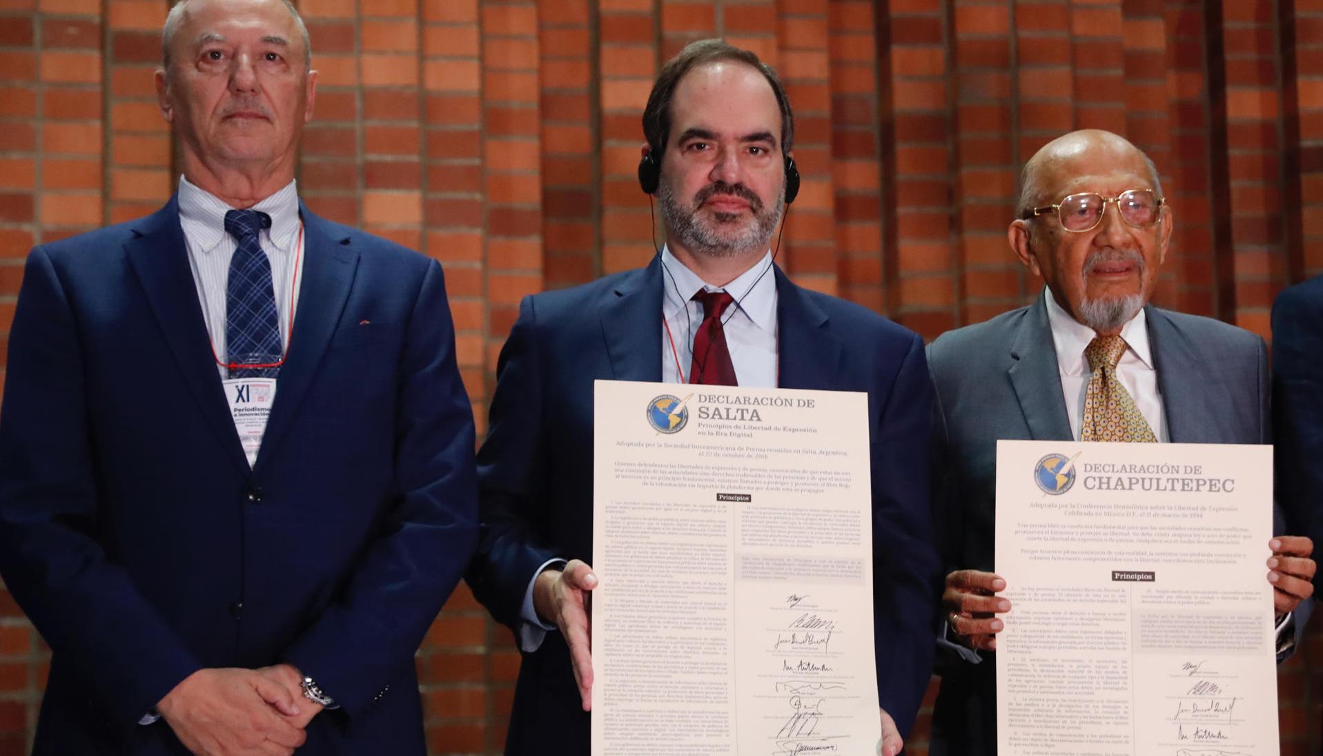 El presidente de la SIP, Michael Greenspon, sostiene junto al director ejecutivo de la SIP, Ricardo Trotti, las declaraciones de Chapultepec y Salta.