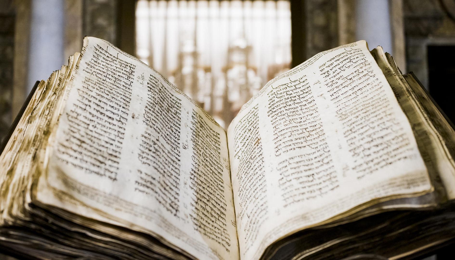  Fotografía cedida por Sotheby's donde se ve La Biblia hebrea más antigua 