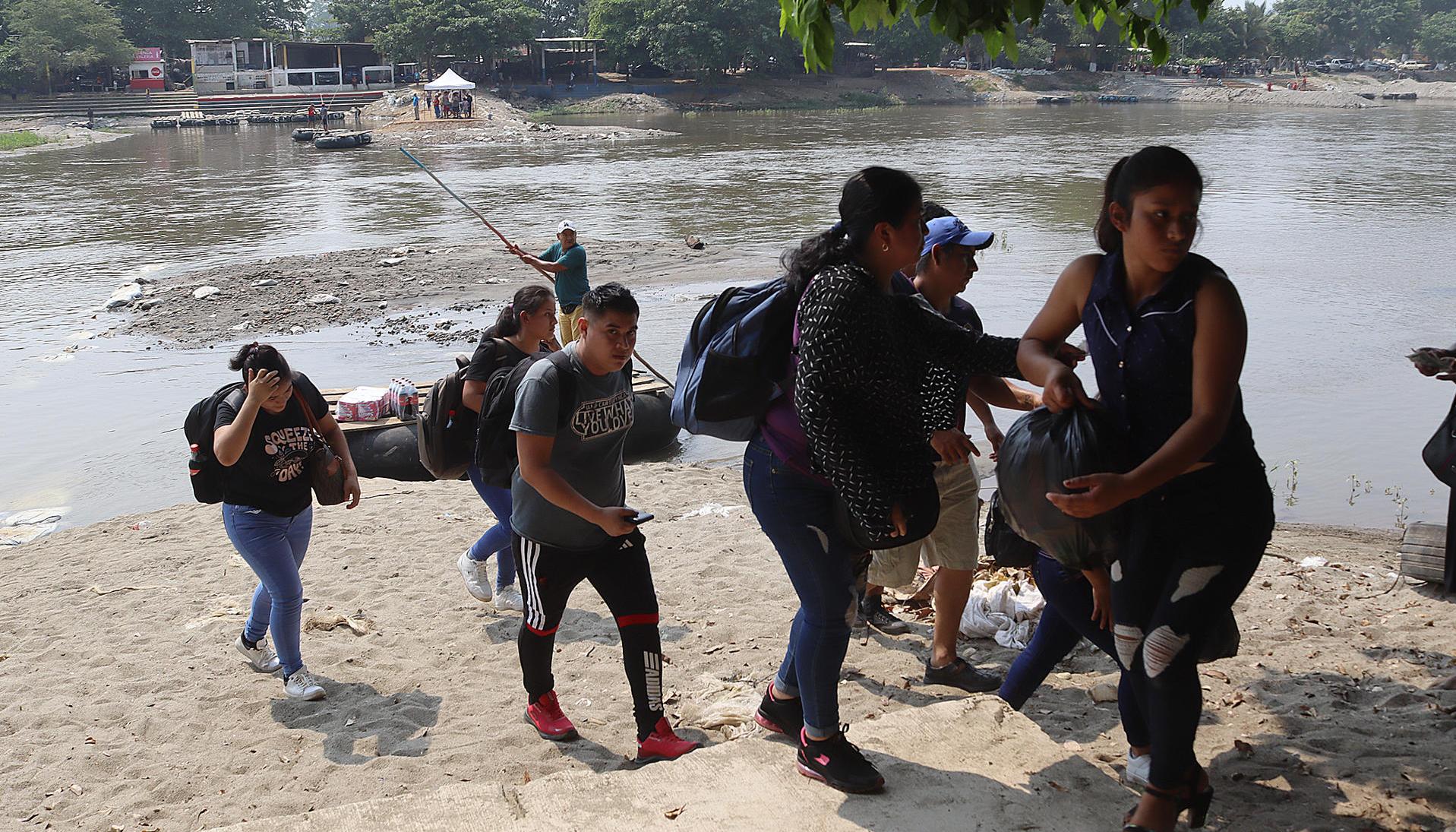 Migrantes cruzan el sábado el río Suchiate en la ciudad de Tapachula, Chiapas (México)