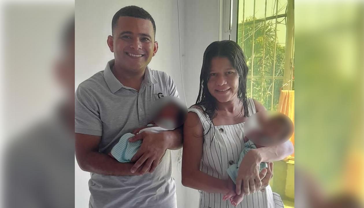 Dos de los trillizos en la casa de los Palacio-Polanco