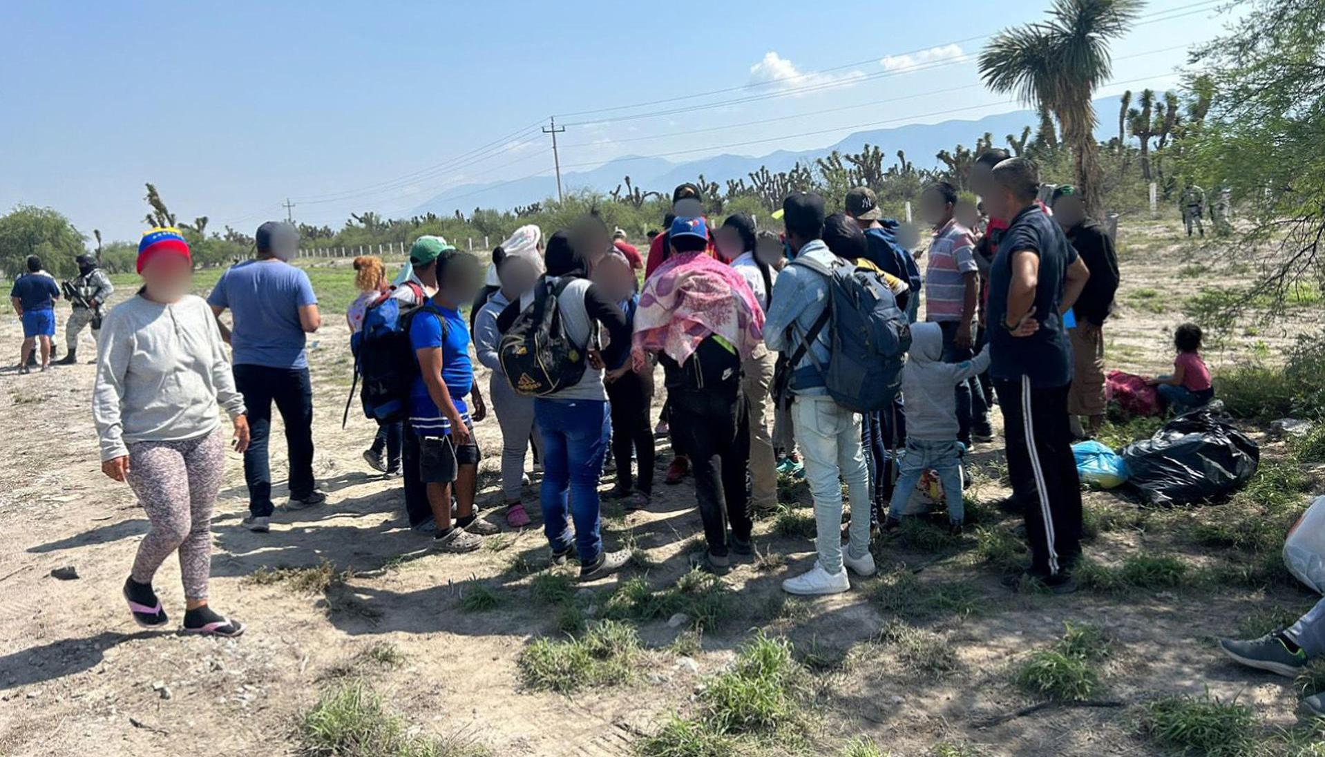 Los migrantes poco después del accidente del bus en el que se transportaban en San Luis Potosí