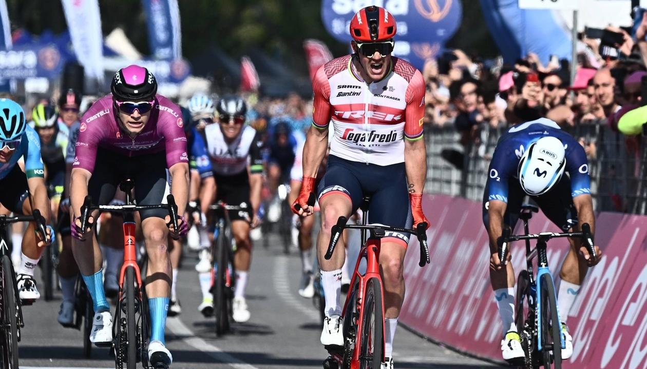 Mads Pedersen cruza la meta por delante del colombiano Fernando Gaviria.