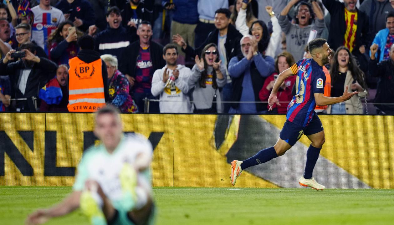 Jordi Alba celebra el gol que le dio el triunfo al Barcelona sobre Osasuna.