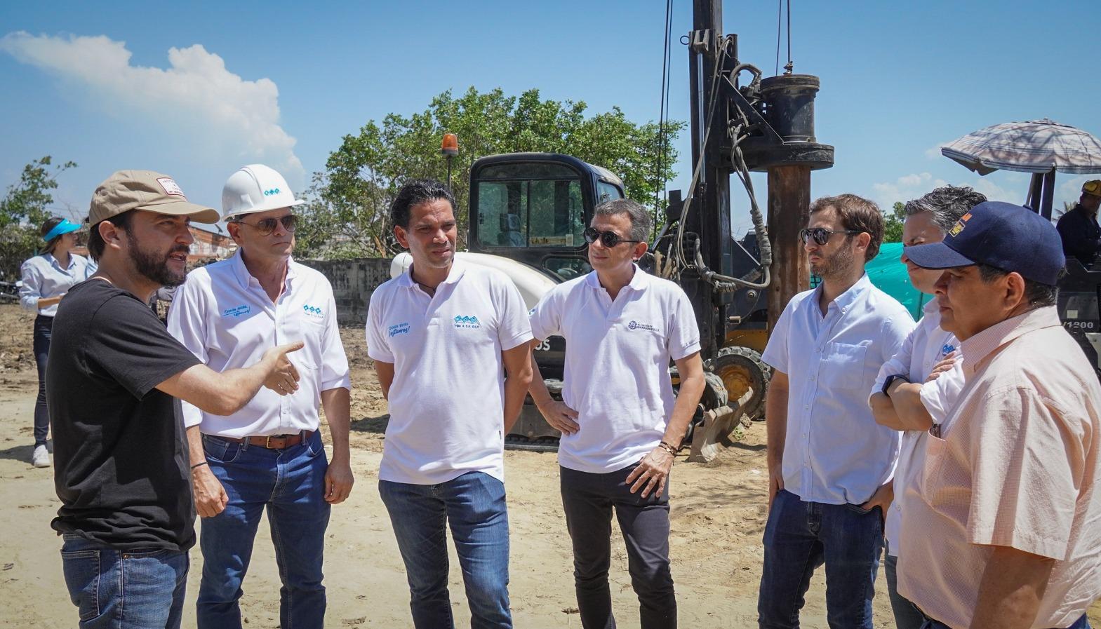 El Alcalde Jaime Pumarejo y el gerente general de Triple A, Jairo de Castro, entre otros, en la visita a las obras del nuevo alcantarillado para La Cangrejera