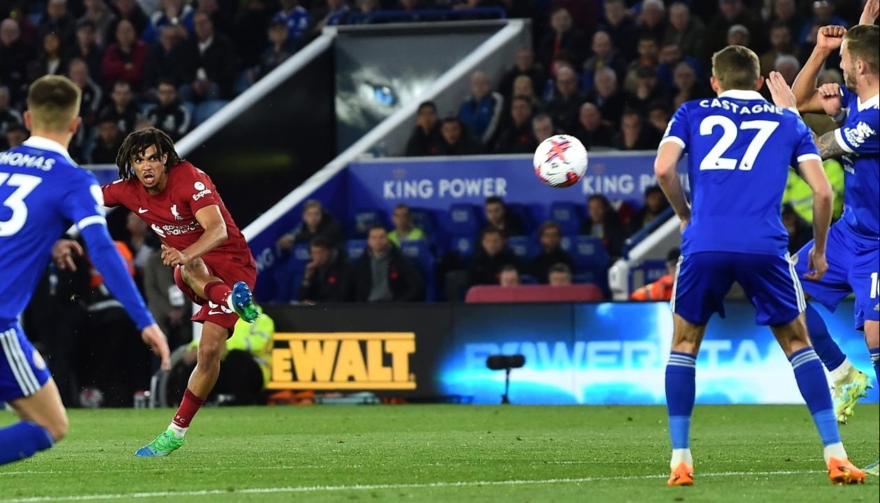 Trent Alexander-Arnold, de tiro libre, puso el 3-0 para el Liverpool. 