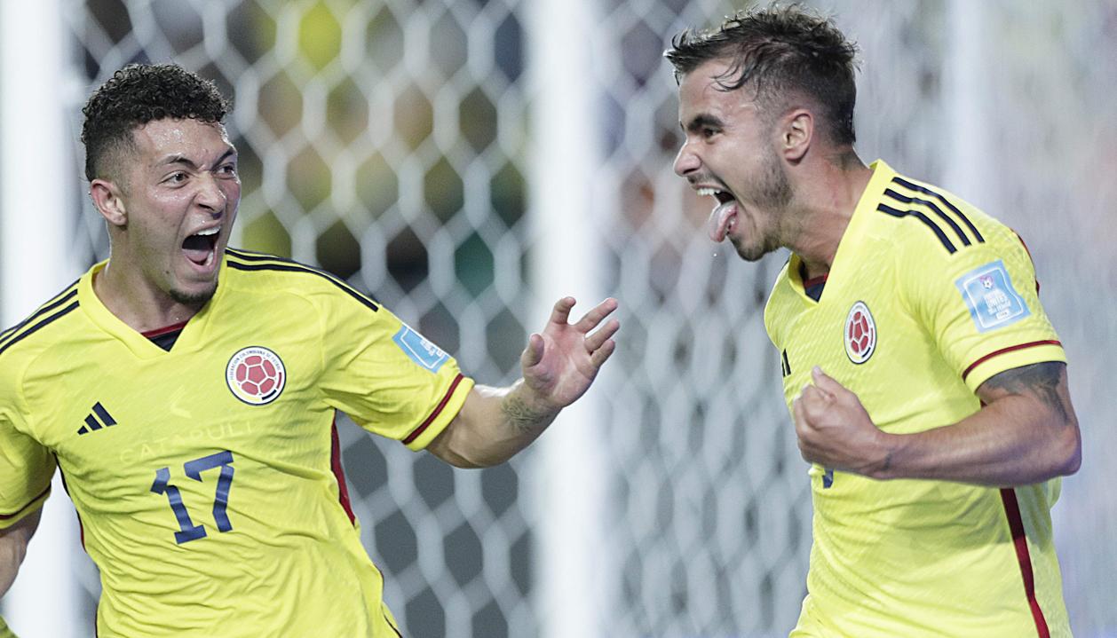 Tomás Ángel celebra el segundo gol de Colombia con Andrés Salazar.