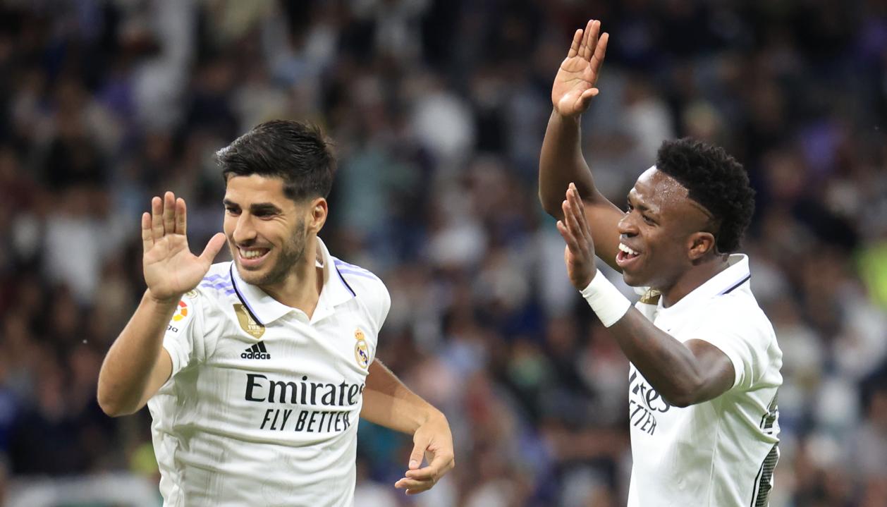 Marco Asensio celebra el gol de la victoria con el brasileño Vinicius. 