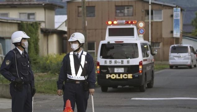 La Policía de la ciudad japonesa de Nakano vigila la zona en donde se atrincheró un hombre armado.