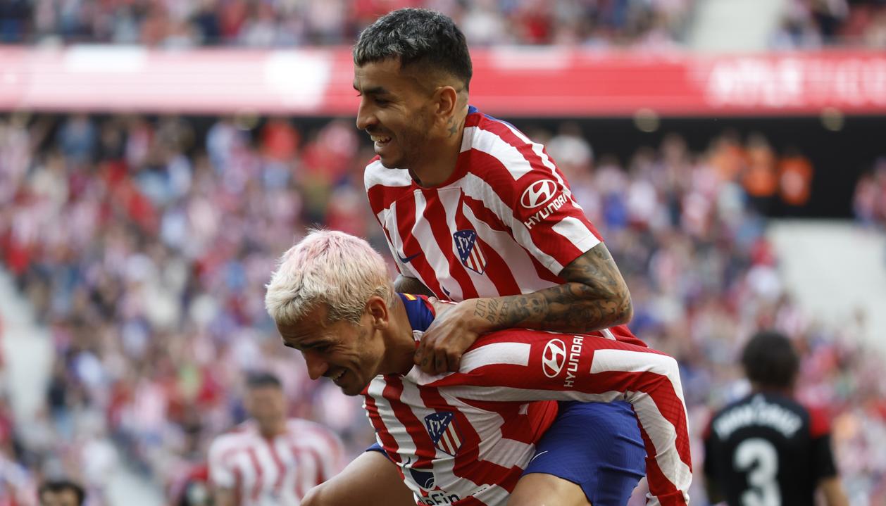 El argentino Ángel Correa celebra con el francés Antoine Griezmann el tercer gol del Atlético., 