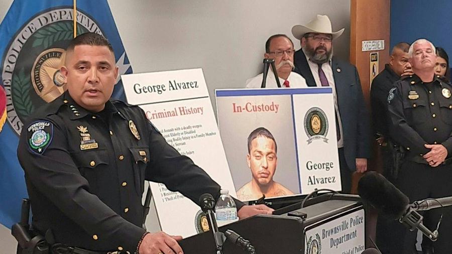 El teniente Martín Sandoval, portavoz de la policía de Brownsville, en rueda de prensa.