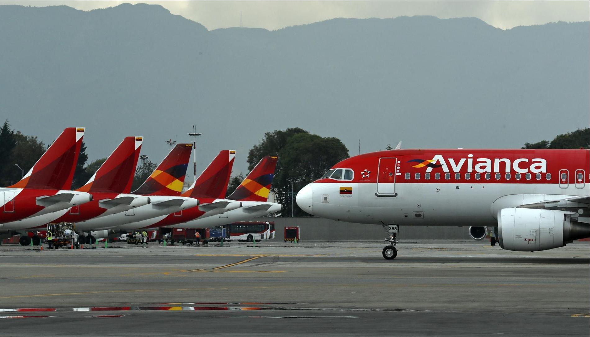 Un avión de la aerolínea Avianca aterriza en el aeropuerto El Dorado de Bogotá