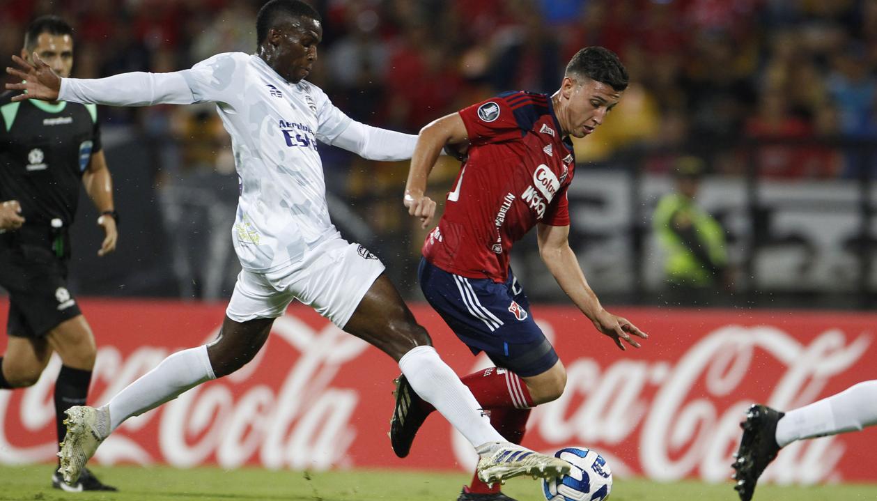 Miguel Monsalve, autor del tercer gol del DIM, intenta eludir la marca de Edwin Laszo.
