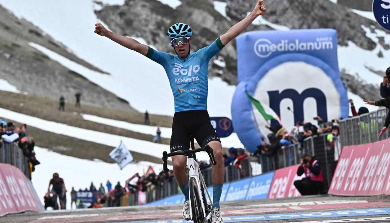Davide Bais celebra su primera victoria como ciclista profesional. 