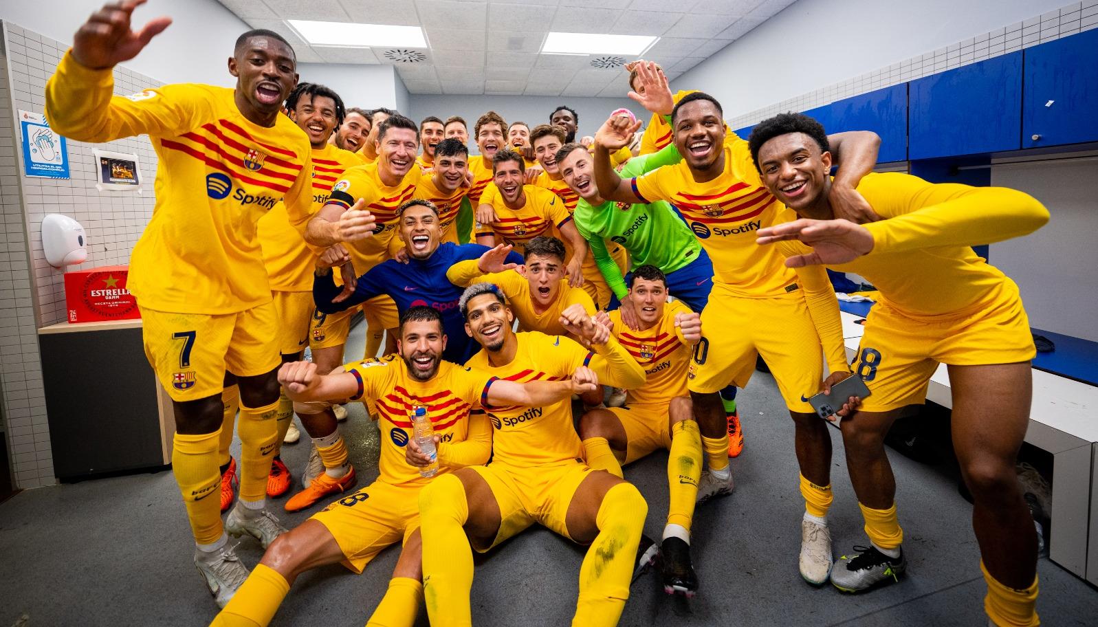 Barcelona, el nuevo campeón de LaLiga posa este domingo.
