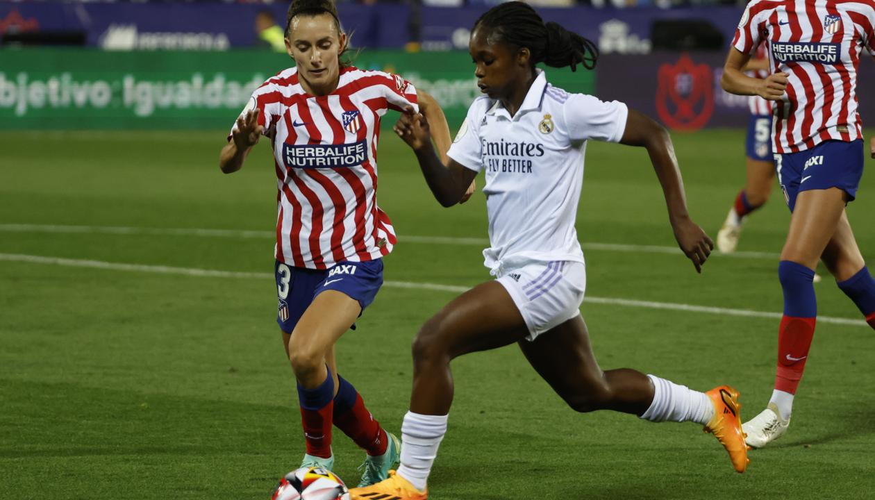 La colombiana Linda Caicedo avanza ante la marca de Ainhoa Vicente. 