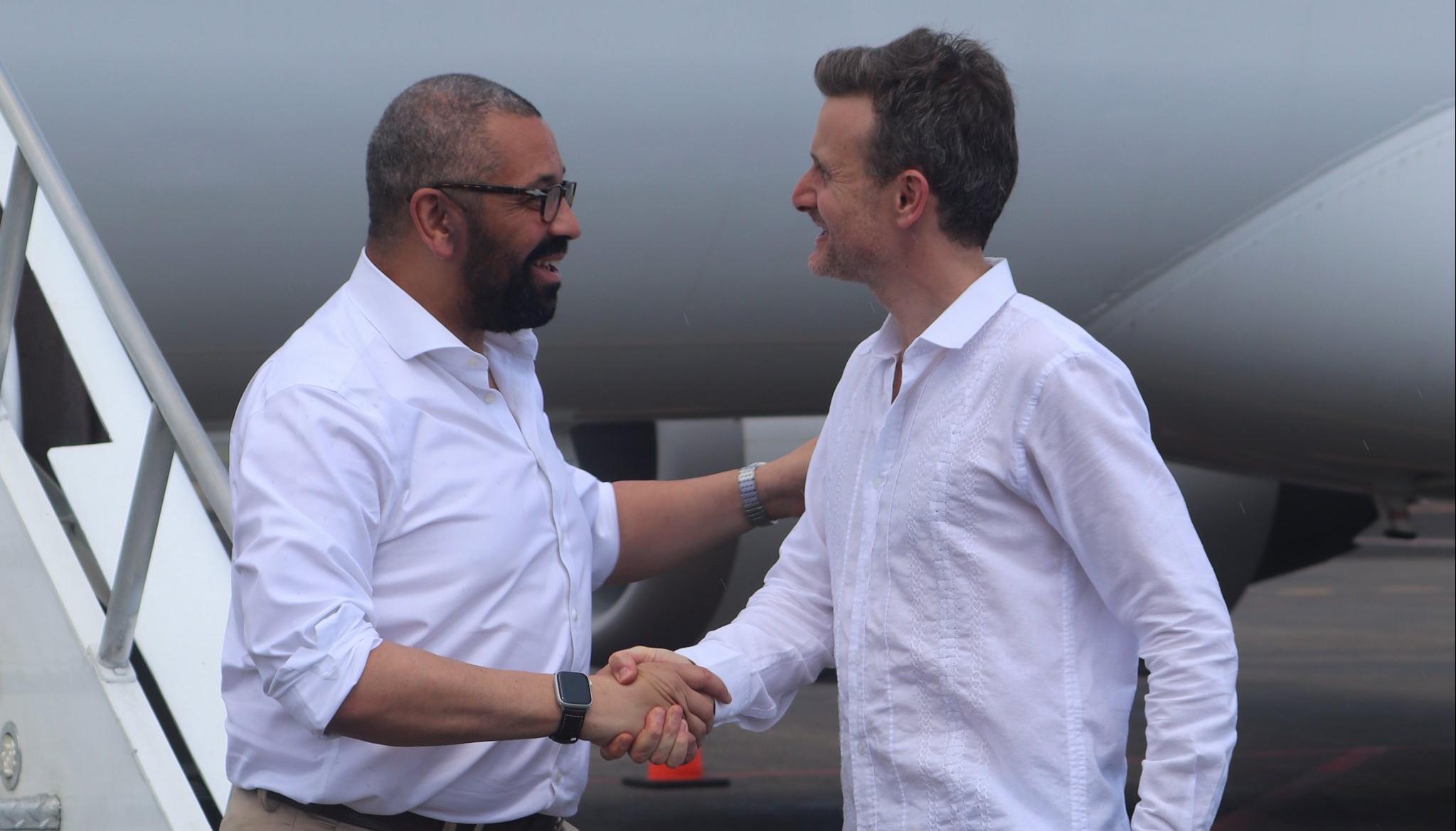  El ministro británico de Asuntos Exteriores, James Cleverly, fue recibido en Cartagena por George Hodgson, embajador en Colombia.