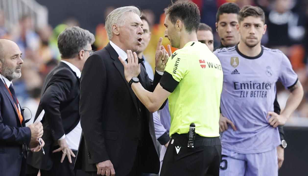 Carlo Ancelotti, entrenador del Real Madrid, le reclama al árbitro Burgos Bengoetxea por los insultos racistas a Vinicius.