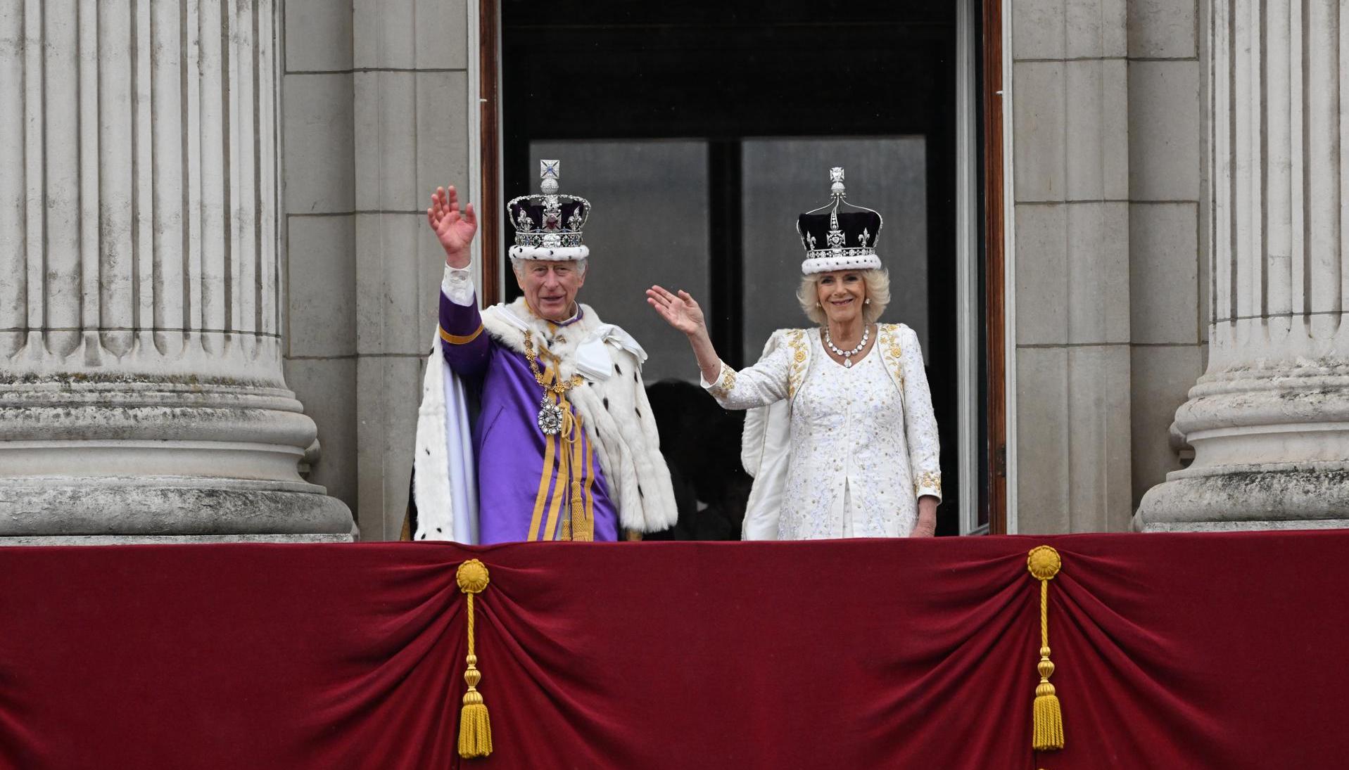 El rey Carlos III saluda junto a su esposa, la reina Camila