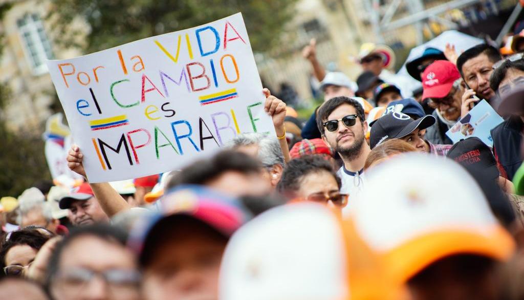 Asistentes a la plaza aledaña a la Casa de Nariño desde donde habló el Presidente Petro