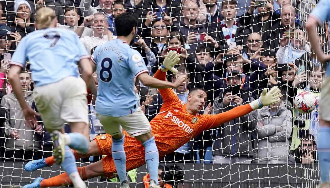 El alemán Ilkay Gundogan marcó los dos goles del Manchester City y erró esta pena máxima. 