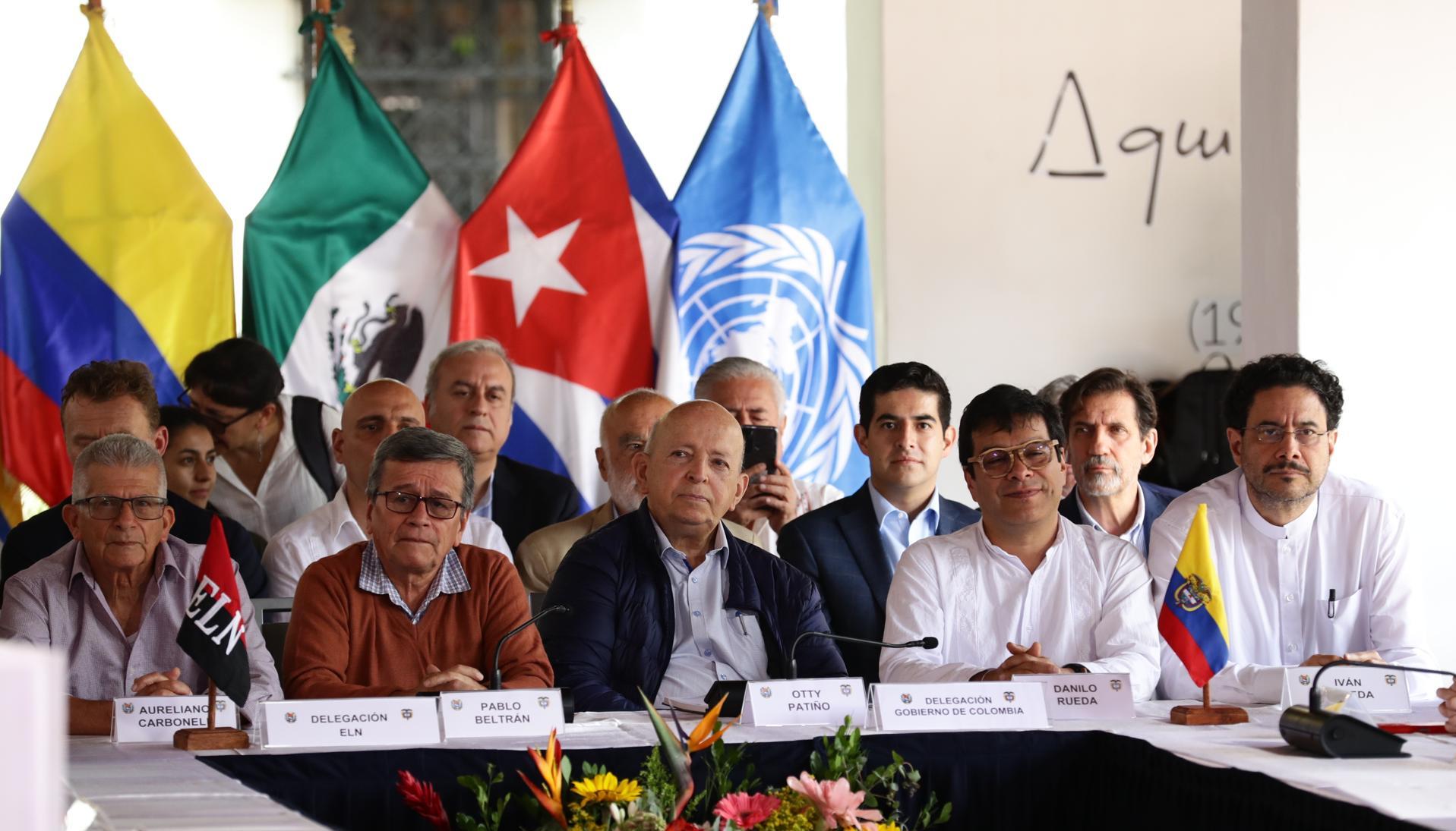 Aureliano Carbonell y Pablo Beltrán, por el ELN, y por el Gobierno de Colombia, Otty Patiño, Danilo Rueda e Iván Cepeda.