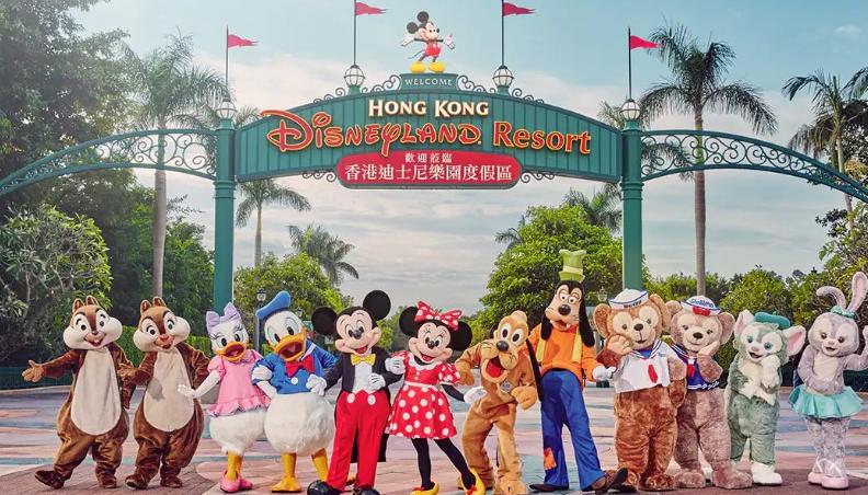 Vista principal del resort de Disneylandia Hong Kong, con algunos personajes icónicos