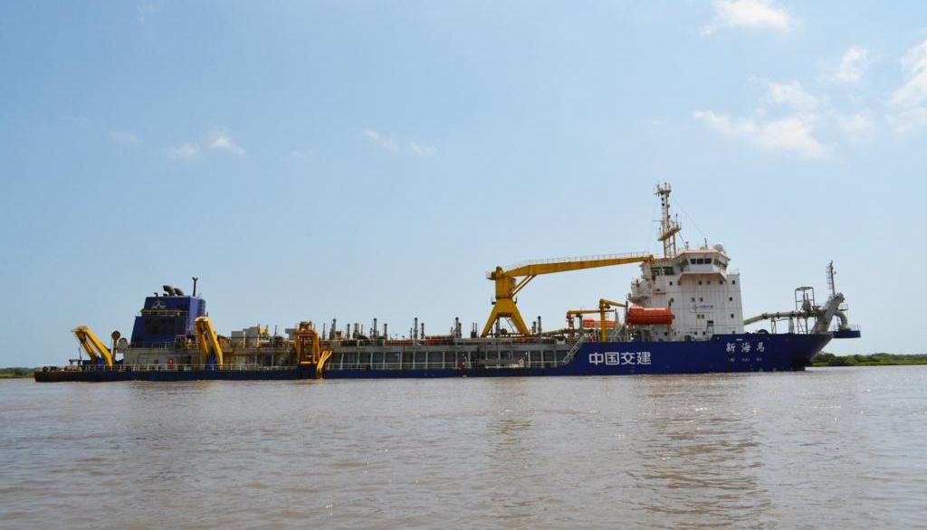 La Draga Hang Jun 6009 se encuentra cruzando este sábado el Canal de Panamá