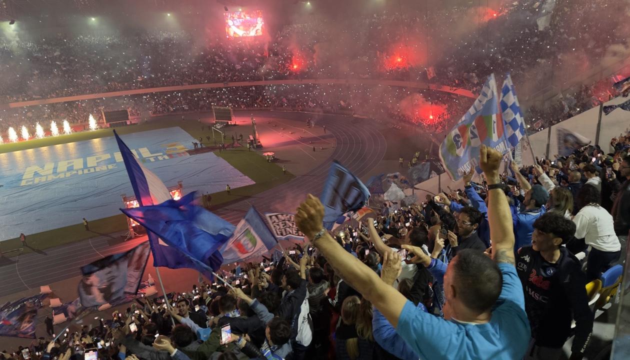 Miles de aficionados del Nápoles vieron el partido contra Udinese en pantallas gigantes en el estadio Diego Maradona