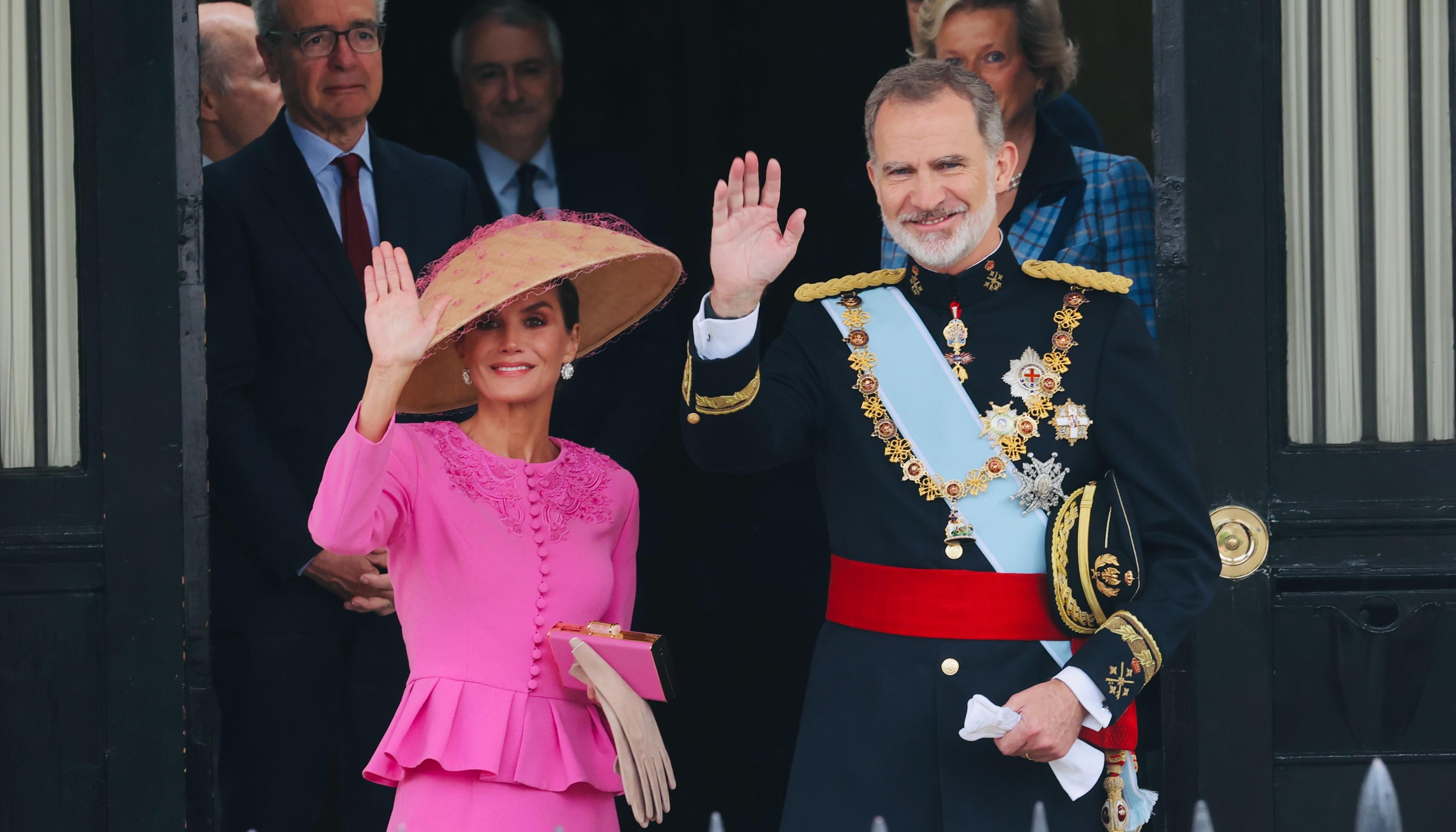 La reina Letizia llevó un vestido diseñado por Carolina Herrera. La acompaña el rey Felipe VI