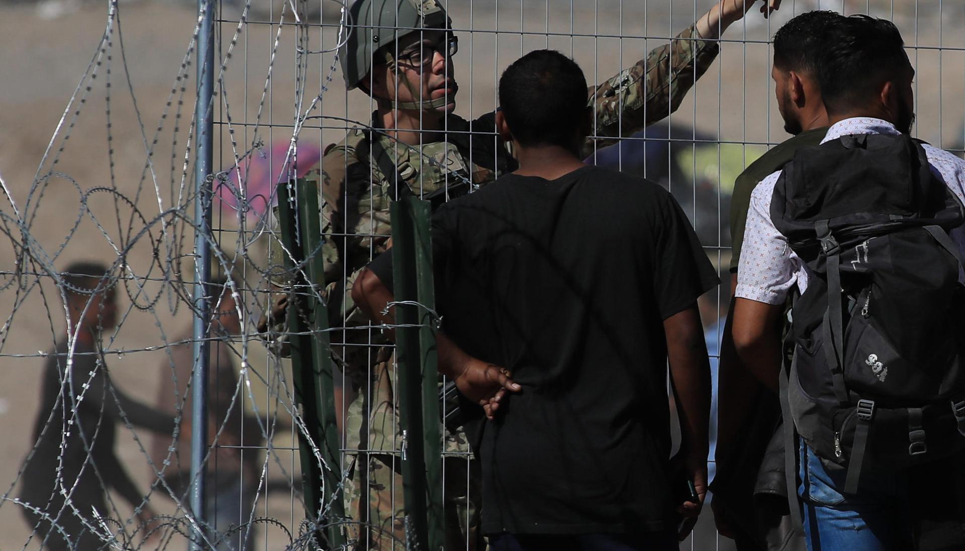 Militares estadounidenses vigilan la línea divisoria entre Ciudad Juárez y El Paso.