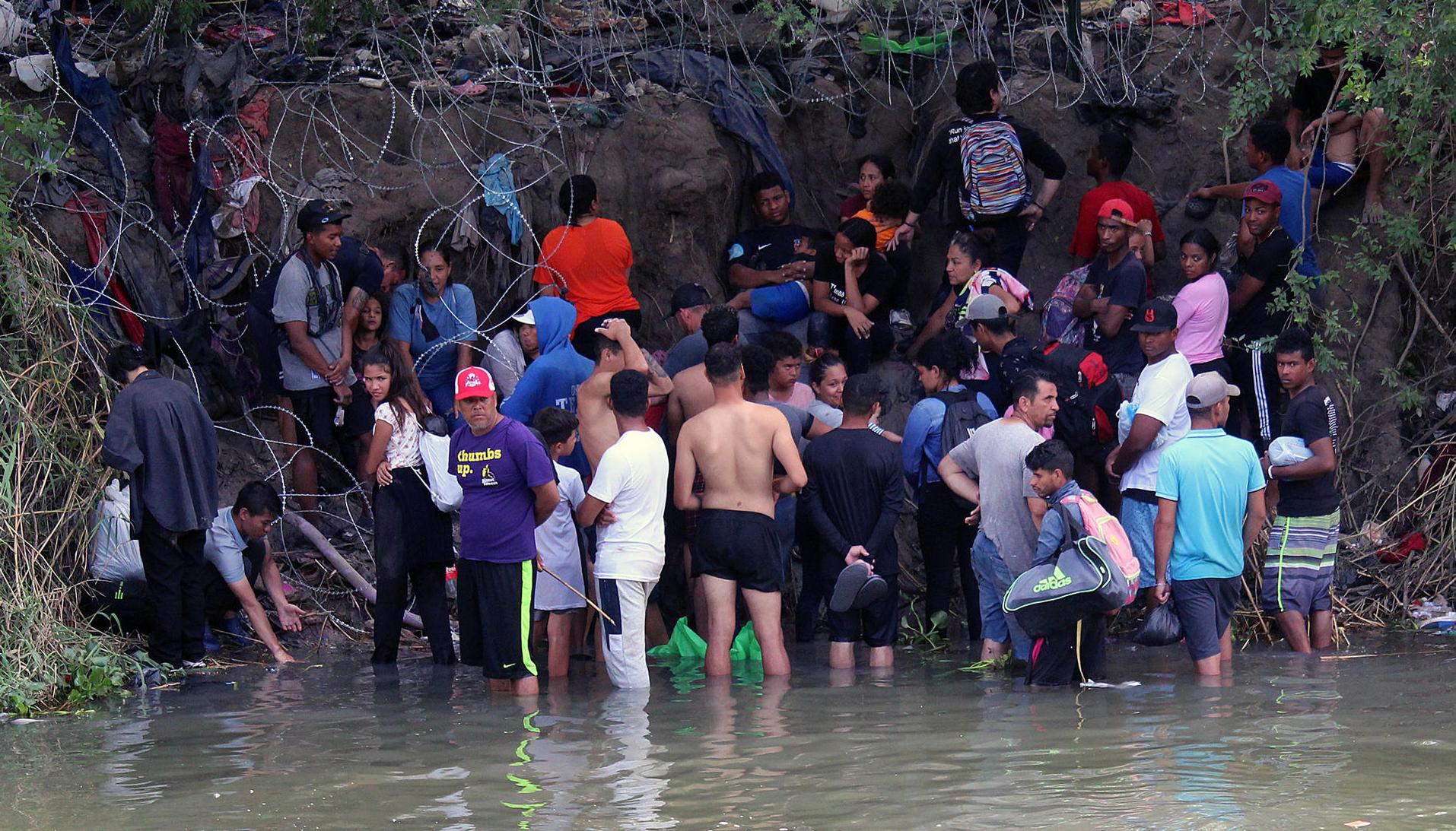 Migrantes cruzan el río Bravo para intentar ingresar el miércoles a Estados Unidos