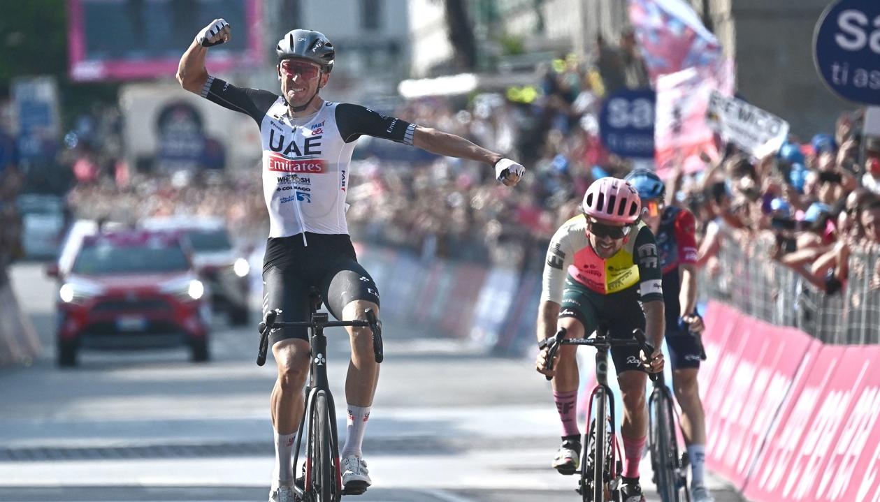 Brandon McNulty celebra tras ganar la etapa 15 del Giro. 
