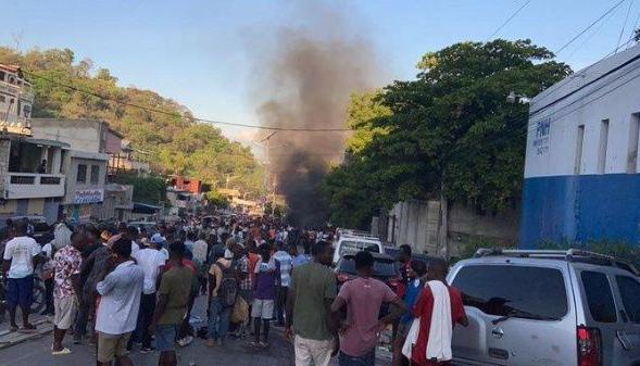 La población civil busca a delincuentes en las localidades de Jalousie, Stenio Vincent y Sergo.
